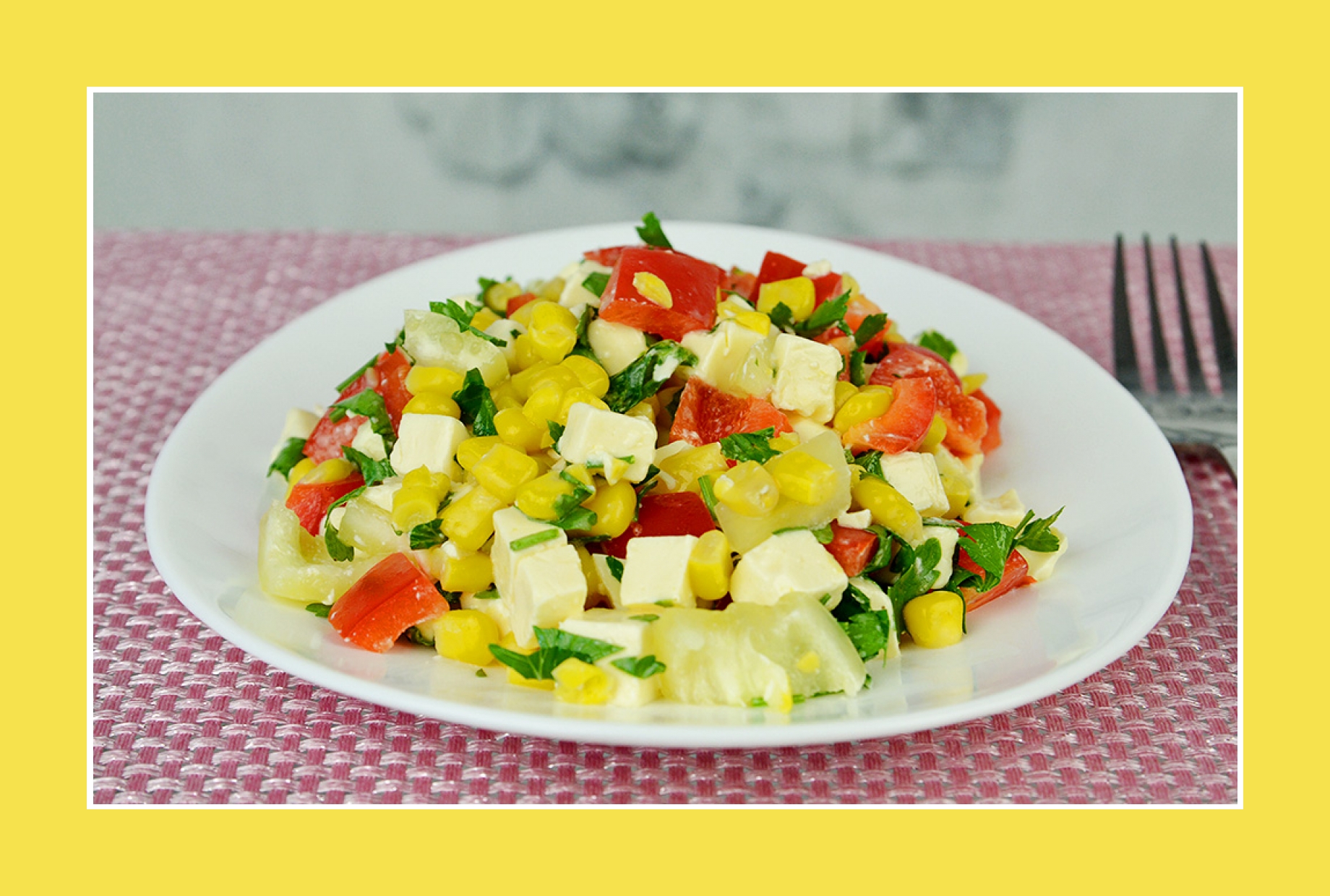 Bunter Salat mit Mais, Paprika, Käse Bunter Salat mit Mais, Paprika, Käse