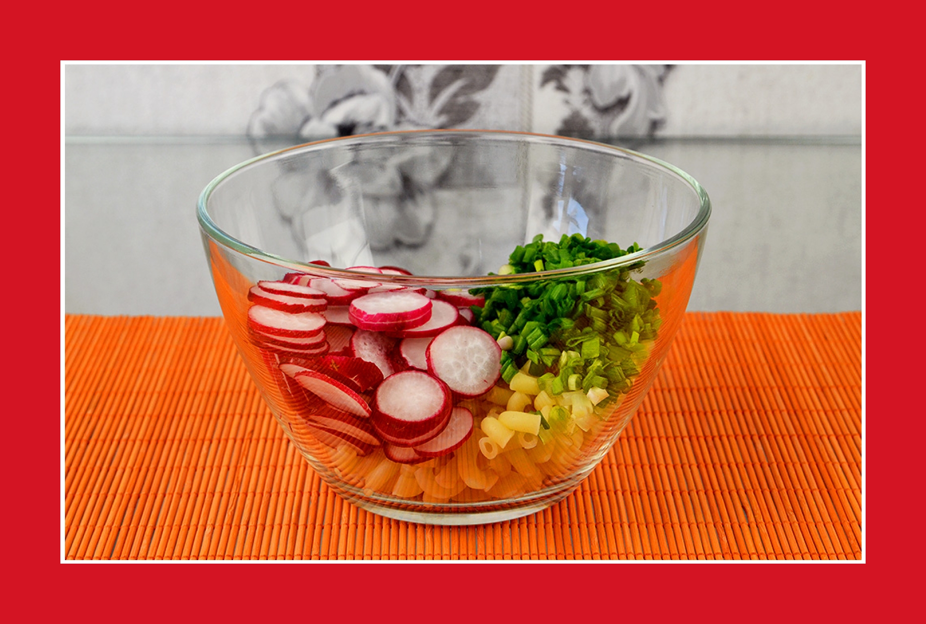 Einfacher Nudelsalat vegetarisch mit Radieschen Schnittlauch Einfacher Nudelsalat vegetarisch mit Radieschen Schnittlauch