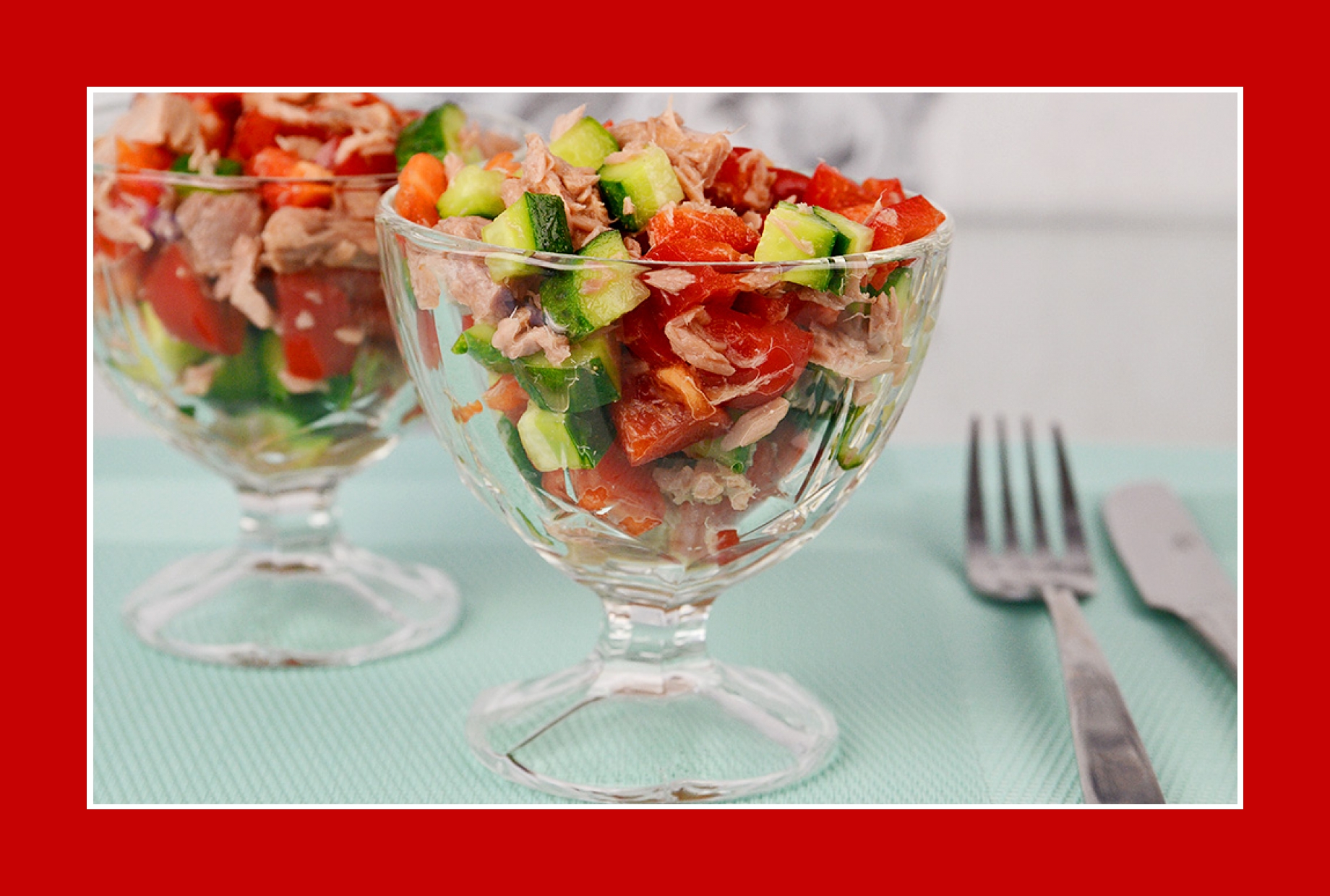 Erfrischender Thunfischsalat mit Salatgurken und Paprika Erfrischender Thunfischsalat mit Salatgurken und Paprika