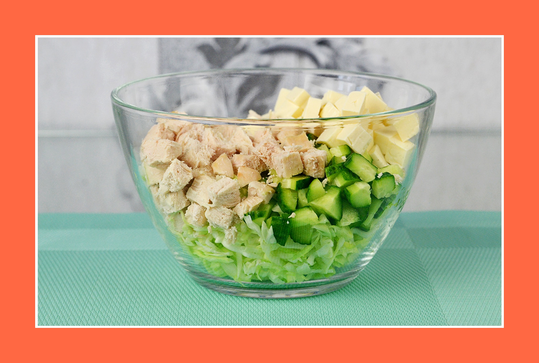 Hähnchensalat mit Käse und Frühlingsgemüse Hähnchensalat mit Käse und Frühlingsgemüse