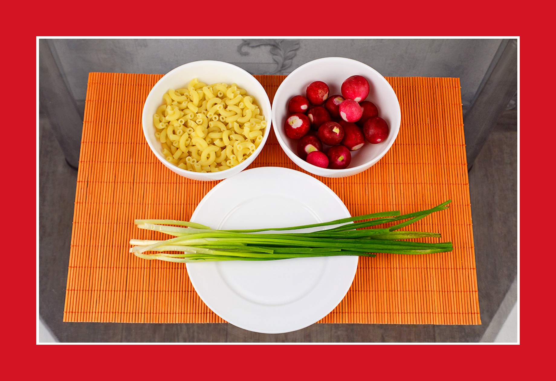 Nudelsalat vegetarisch mit Schnittlauch und Radieschen Nudelsalat vegetarisch mit Schnittlauch und Radieschen