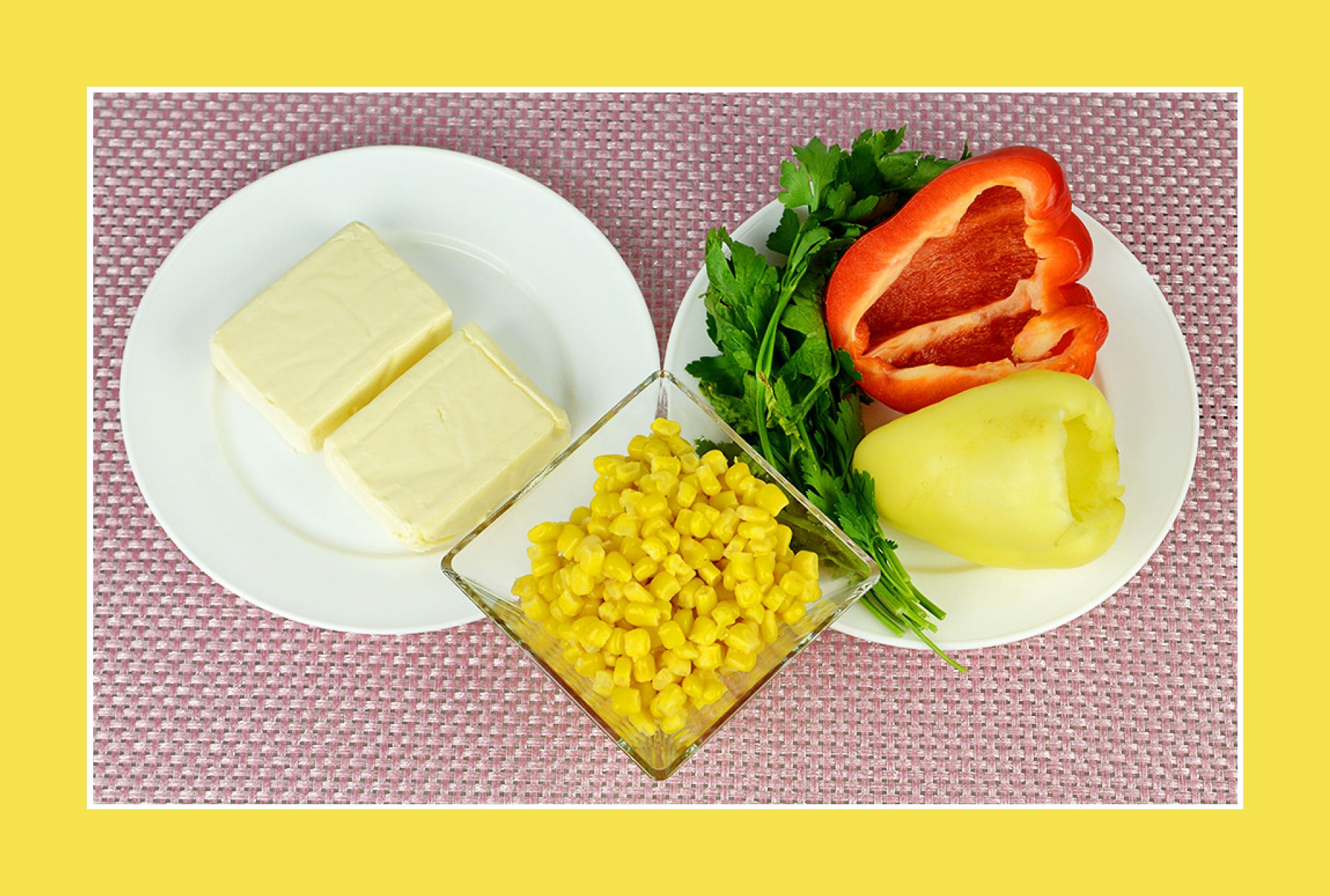 Salat mit wenigen Kalorien mit Paprika, Schmelzkäse, Mais, Petersilie Salat mit wenigen Kalorien mit Paprika, Schmelzkäse, Mais, Petersilie