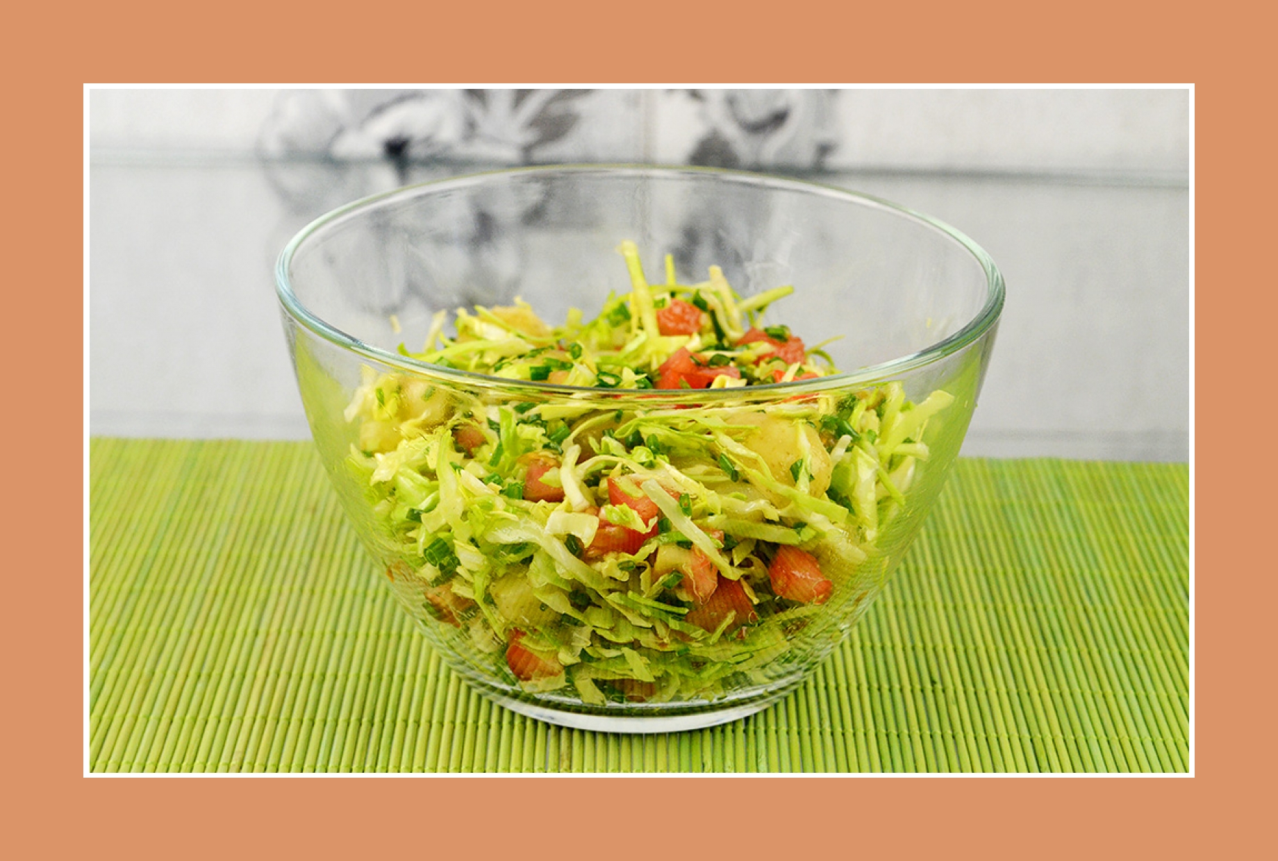 Kartoffelsalat Weißkrautsalat mit Tomaten, Gartensalat, Petersilie Kartoffelsalat Weißkrautsalat mit Tomaten, Gartensalat, Petersilie