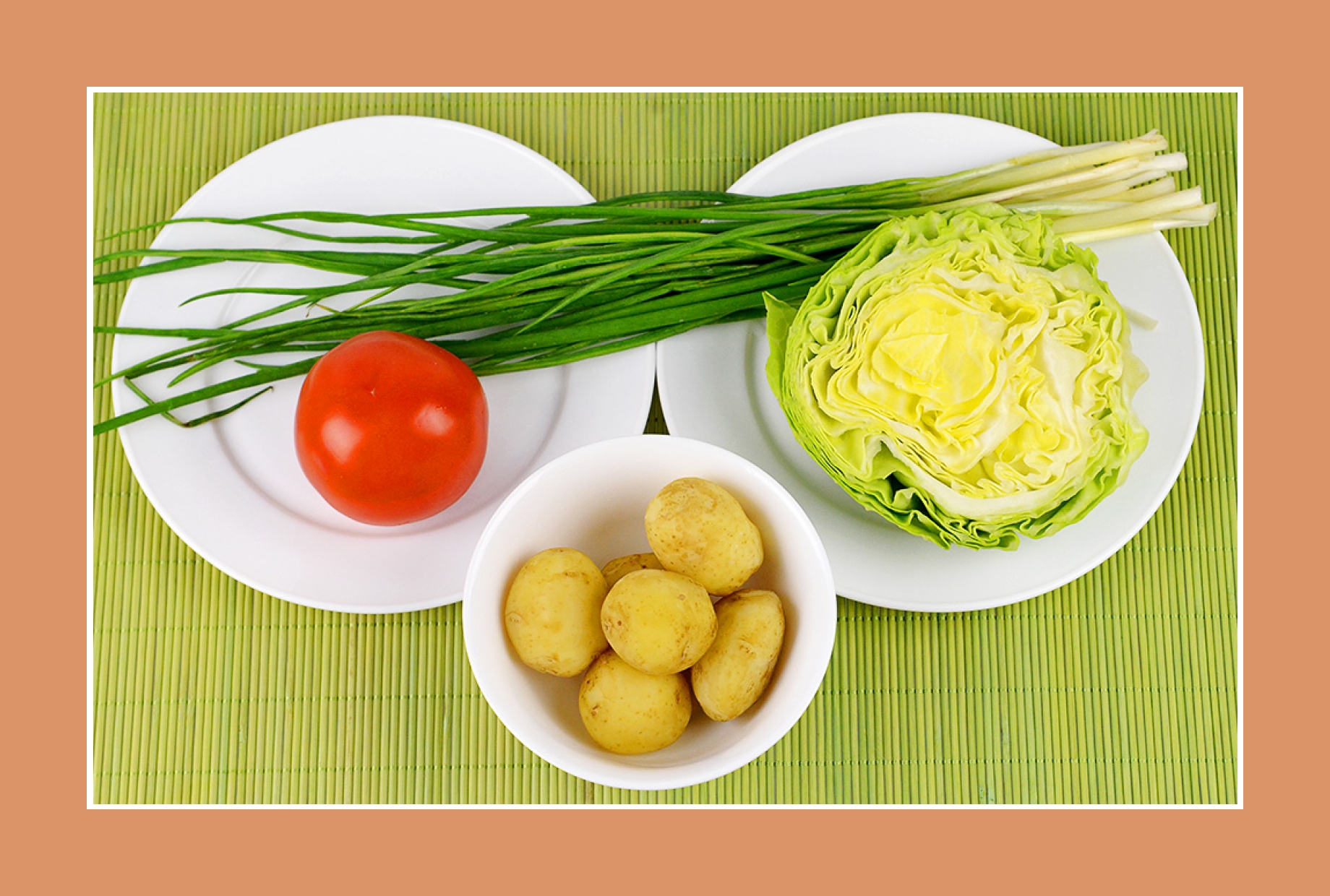 Kartoffelsalat Weißkrautsalat mit Tomaten und Schnittlauch Kartoffelsalat Weißkrautsalat mit Tomaten und Schnittlauch