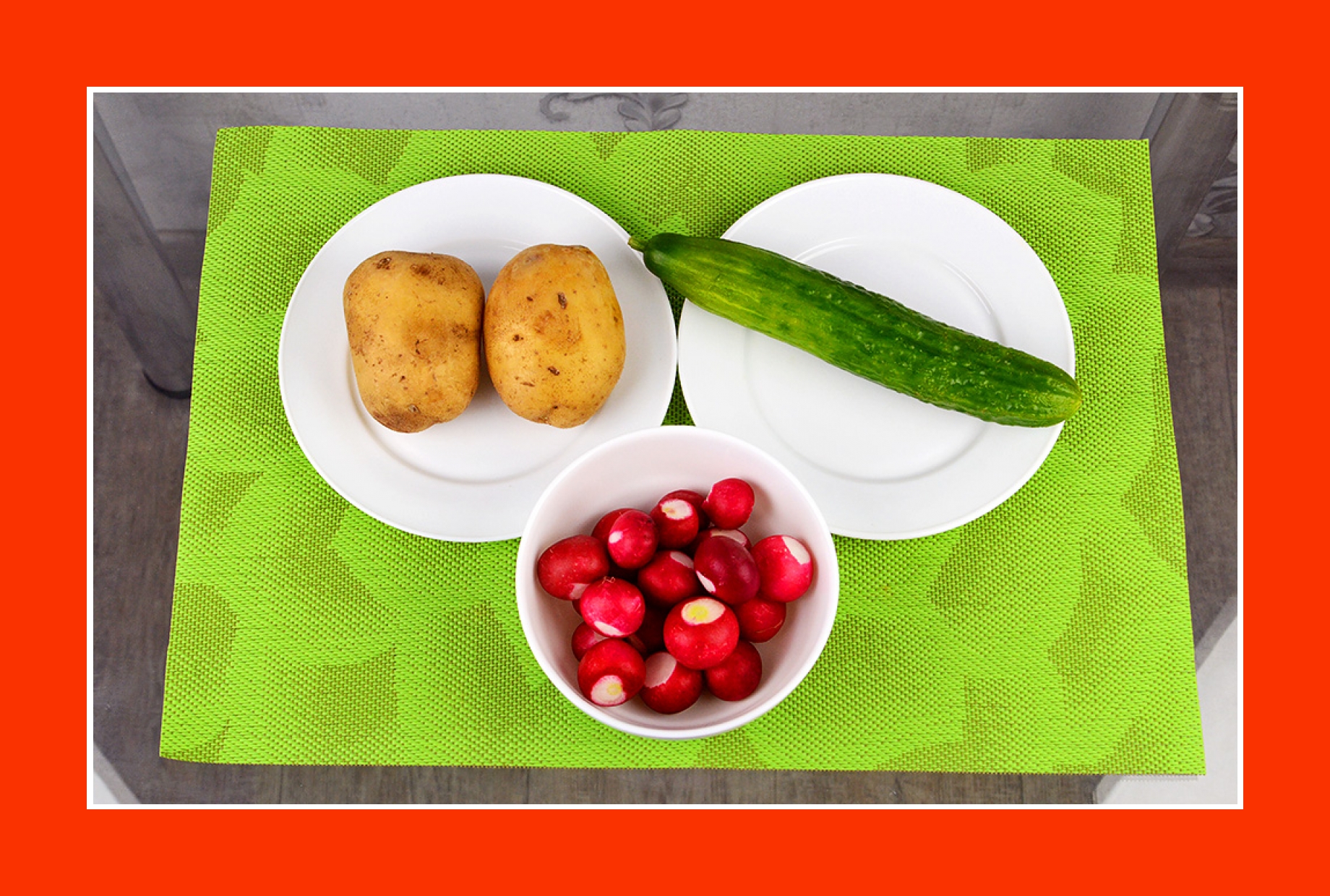 Salat zum Grillen mit Radieschen, Gurken, Kartoffeln Salat zum Grillen mit Radieschen, Gurken, Kartoffeln